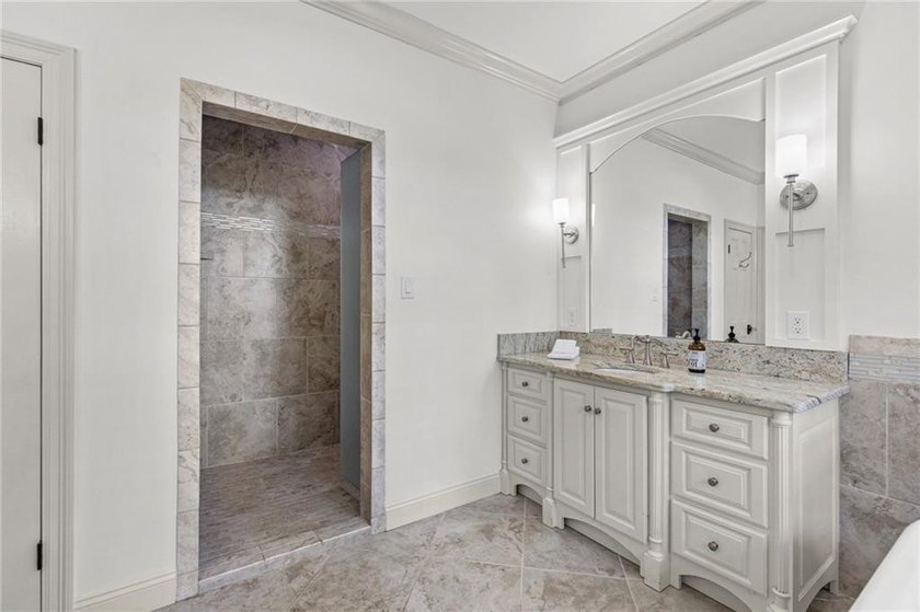 Private gated entrance, 4 sprawling acres, and 108 feet of lake - photo 19