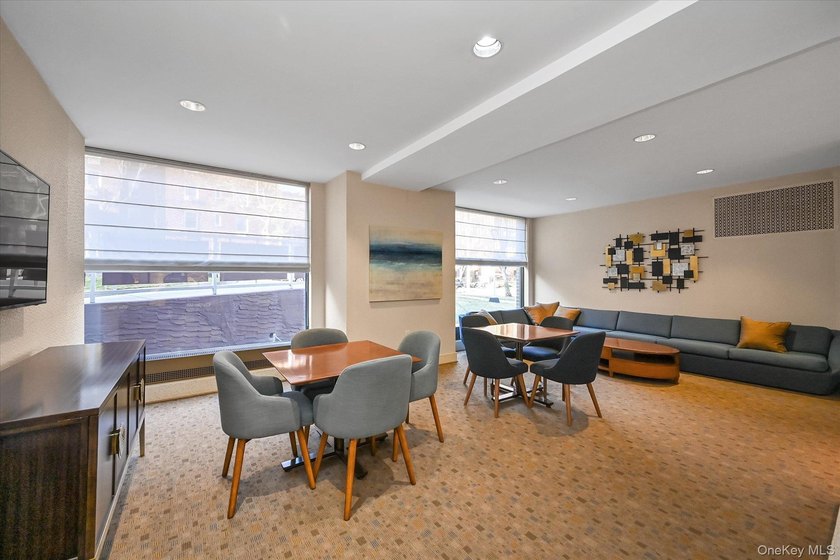 A beautifully renovated JR1/One Bedroom apartment has just - photo 19