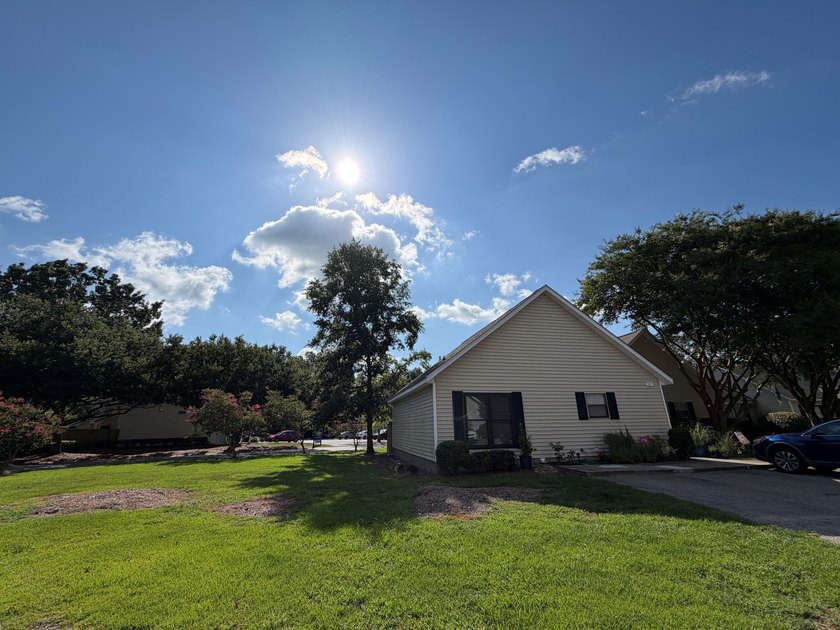 Welcome to 923 E Estates Boulevard, a charming single-story - photo 2
