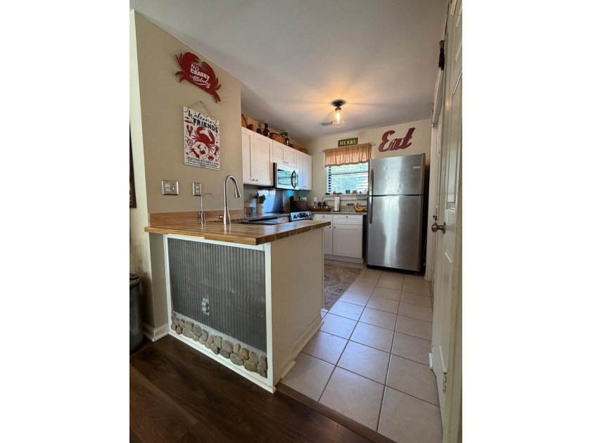 Welcome to 923 E Estates Boulevard, a charming single-story - photo 10