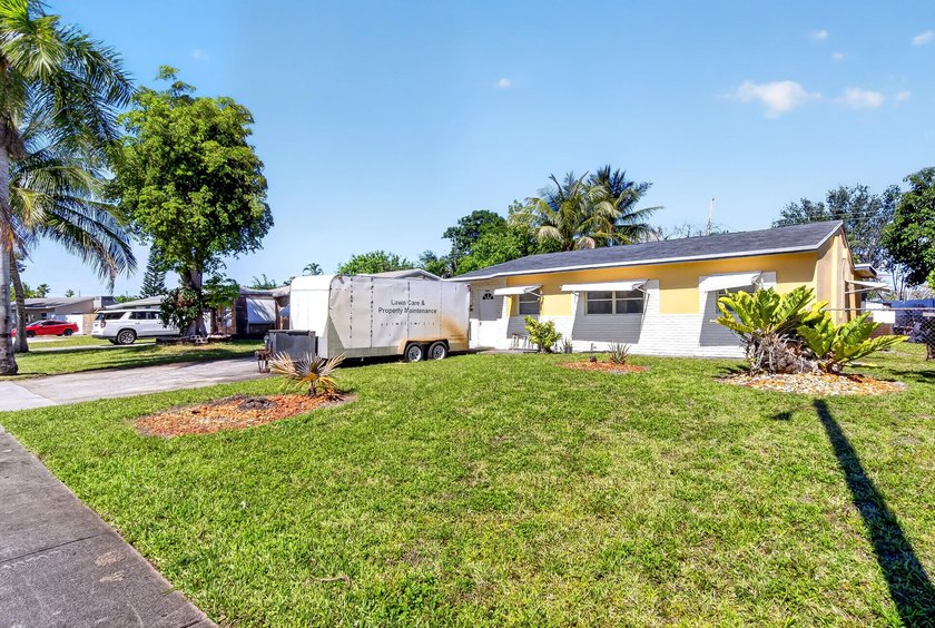Authentic mid-century CBS home featuring 3 bedrooms, 1.5 - photo 2