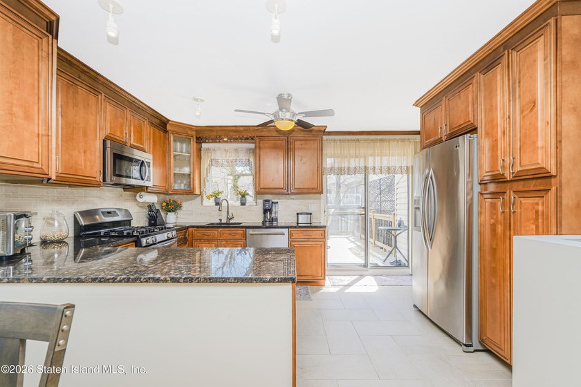 Looking for a 3 bedroom, 4 bath beautiful, spacious, bright - photo 12