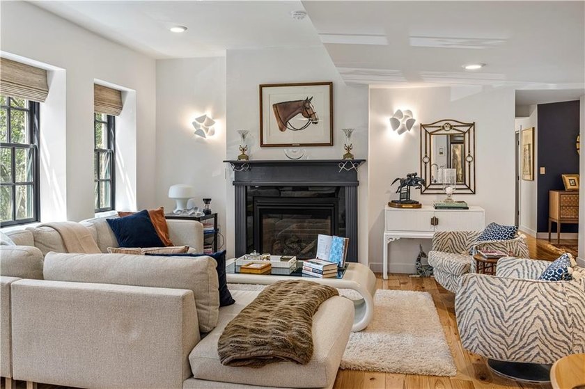 Tucked away in Newport's sought-after Historic Hill neighborhood - photo 5