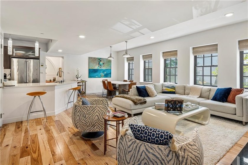 Tucked away in Newport's sought-after Historic Hill neighborhood - photo 6