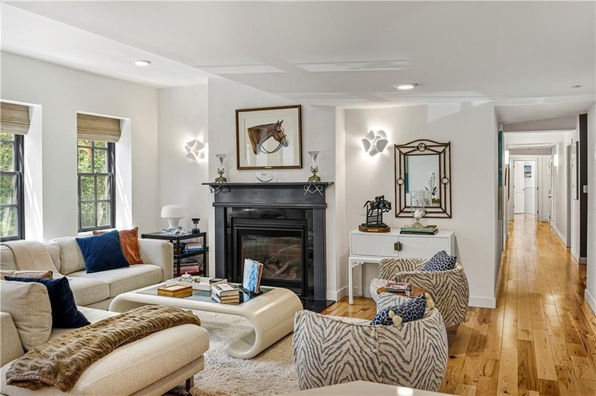 Tucked away in Newport's sought-after Historic Hill neighborhood - photo 7