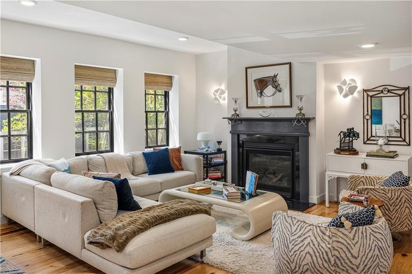Tucked away in Newport's sought-after Historic Hill neighborhood - photo 9