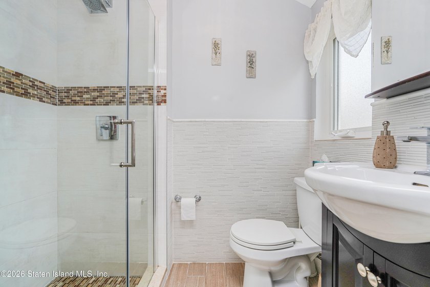 Looking for a 3 bedroom, 4 bath beautiful, spacious, bright - photo 24