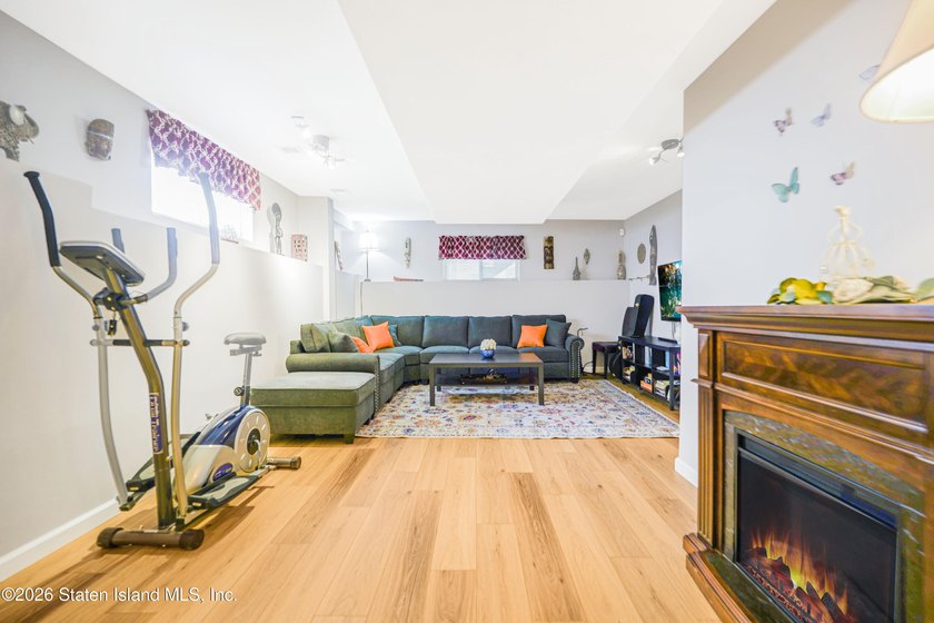Looking for a 3 bedroom, 4 bath beautiful, spacious, bright - photo 31