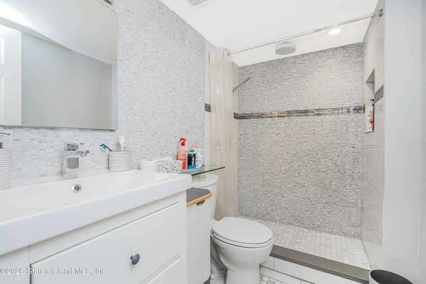Looking for a 3 bedroom, 4 bath beautiful, spacious, bright - photo 35