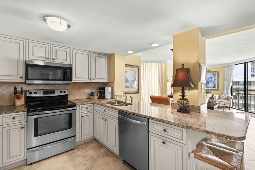 Welcome to Tower South, where panoramic ocean views, abundant - photo 7