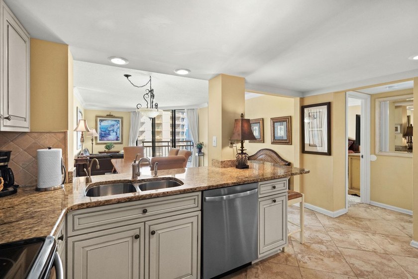 Welcome to Tower South, where panoramic ocean views, abundant - photo 10