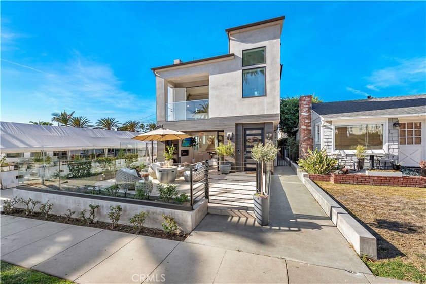 Located in the heart of Corona del Mar Village, this home - photo 4