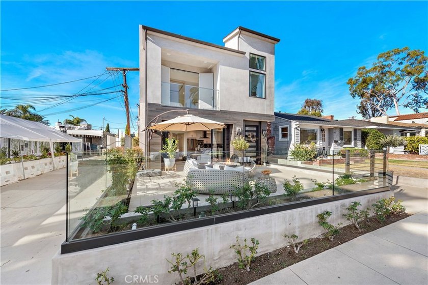 Located in the heart of Corona del Mar Village, this home - photo 6