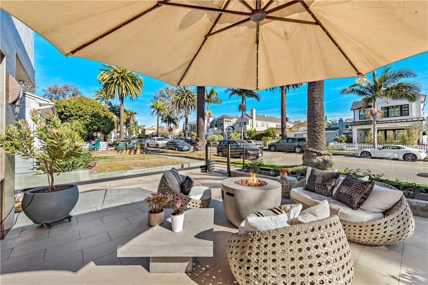 Located in the heart of Corona del Mar Village, this home - photo 10
