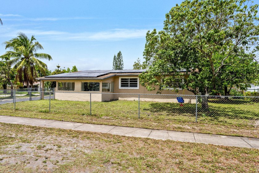 Discover this beautifully maintained 4-bedroom, 2-bathroom - photo 2