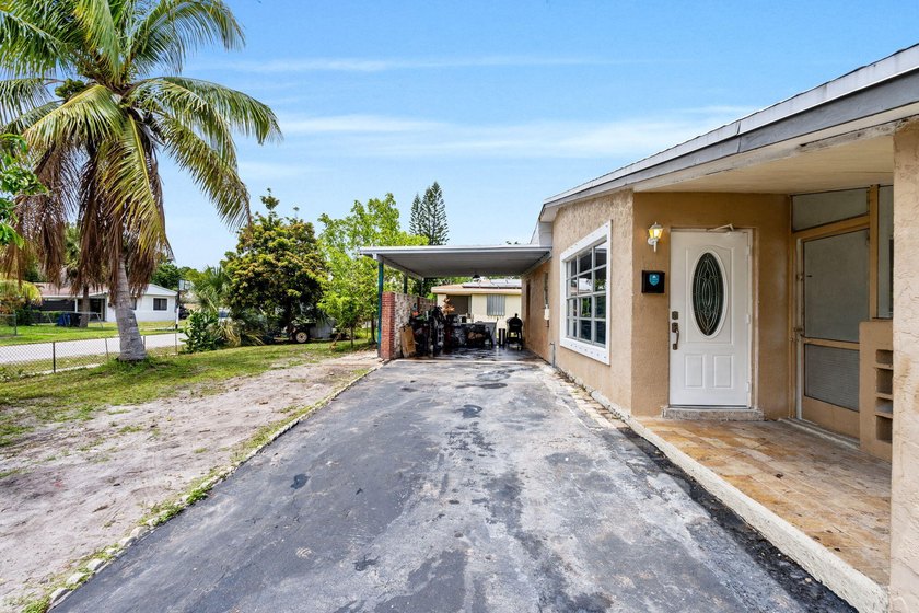 Discover this beautifully maintained 4-bedroom, 2-bathroom - photo 4