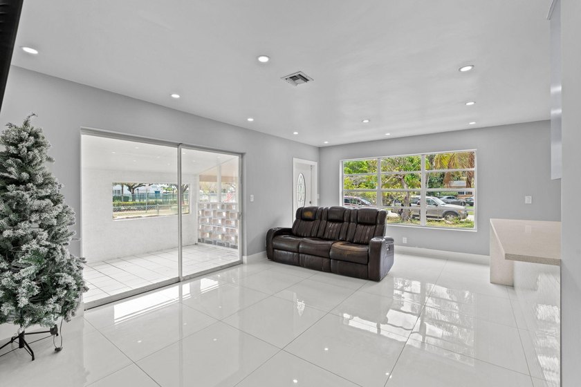 Discover this beautifully maintained 4-bedroom, 2-bathroom - photo 8