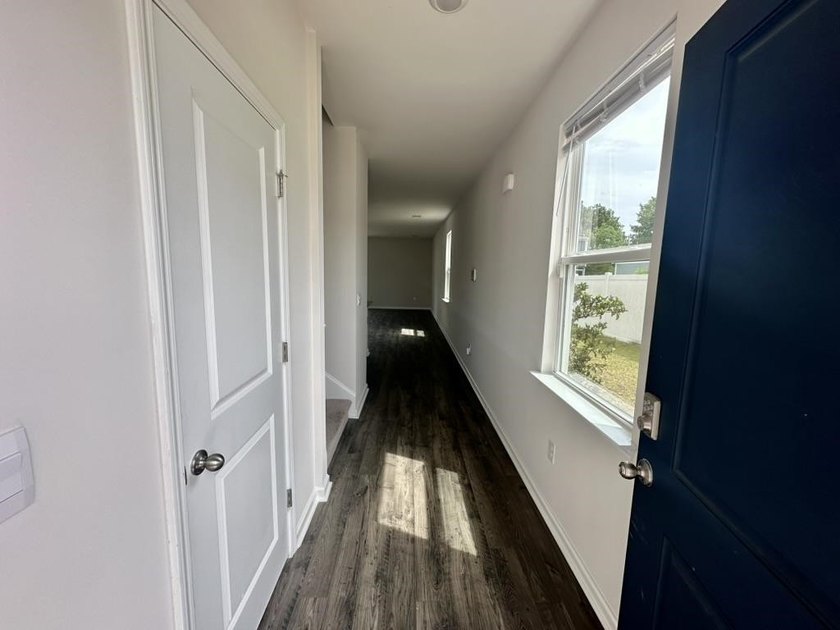 Welcome to this beautifully maintained 5-bedroom, 3.5-bath home - photo 3