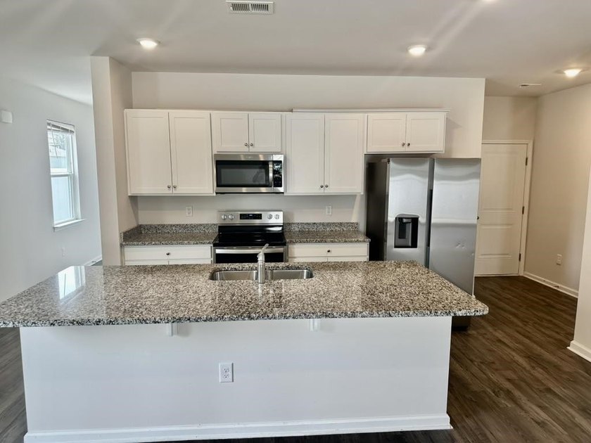Welcome to this beautifully maintained 5-bedroom, 3.5-bath home - photo 6
