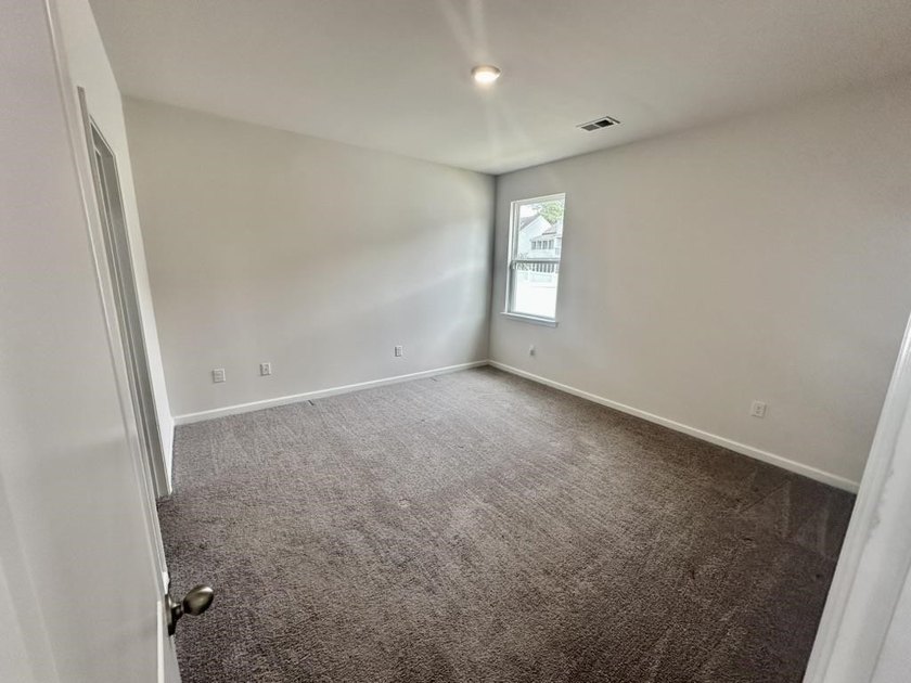 Welcome to this beautifully maintained 5-bedroom, 3.5-bath home - photo 8
