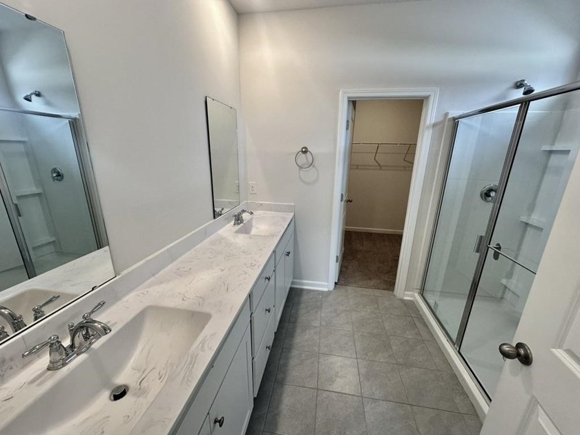 Welcome to this beautifully maintained 5-bedroom, 3.5-bath home - photo 10
