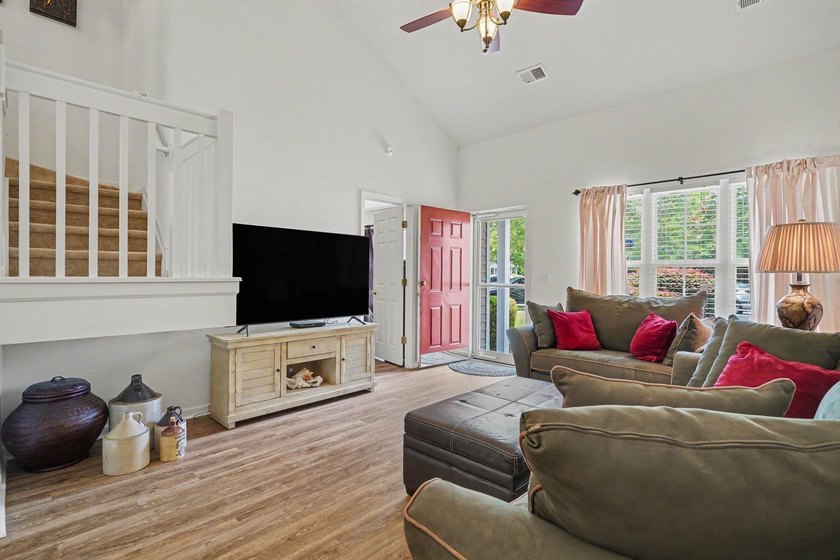 Location, location, location! Enjoy this wonderful 3-bedroom, 2 - photo 3