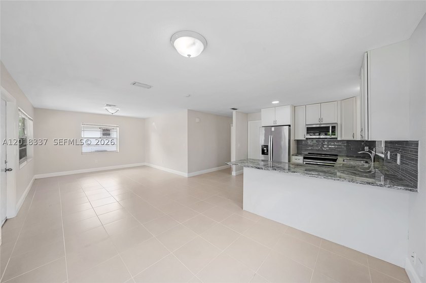 Welcome to this single-family home featuring 3 bedrooms, 2 - photo 3
