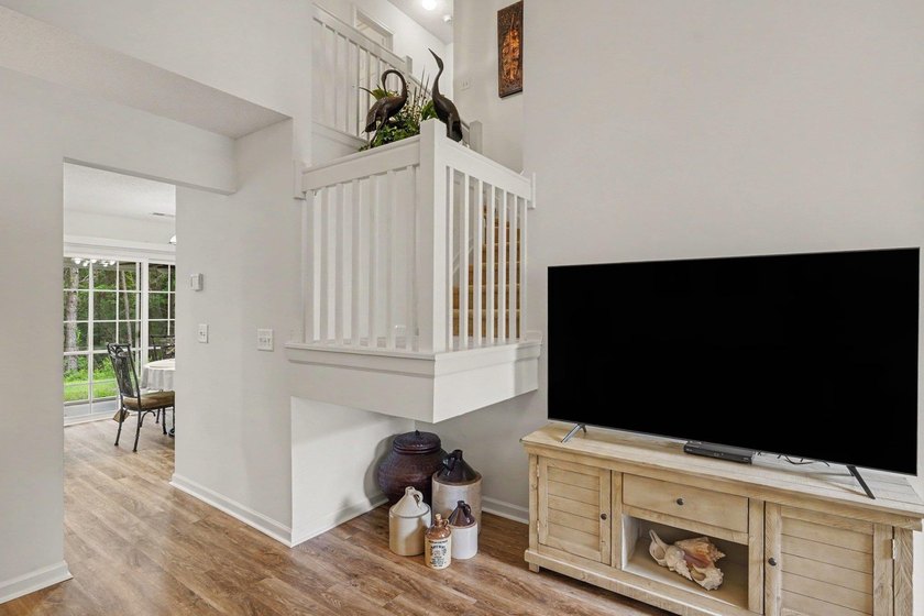 Location, location, location! Enjoy this wonderful 3-bedroom, 2 - photo 4