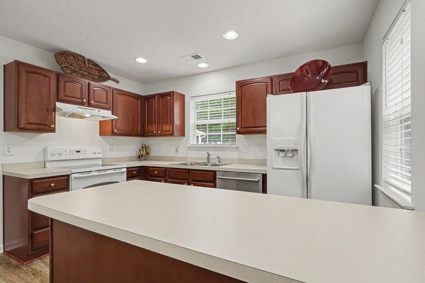 Location, location, location! Enjoy this wonderful 3-bedroom, 2 - photo 5