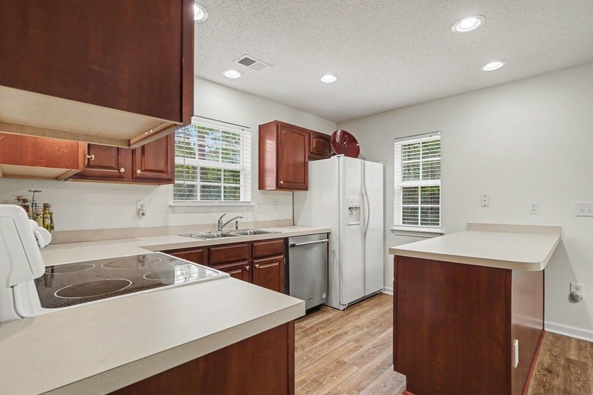 Location, location, location! Enjoy this wonderful 3-bedroom, 2 - photo 6