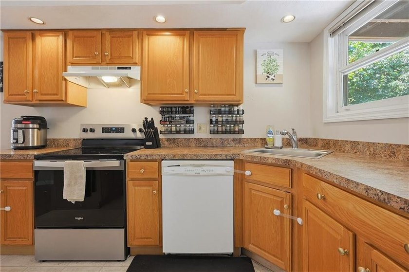 Enjoy the ease of one-level living in this desirable end-unit - photo 5