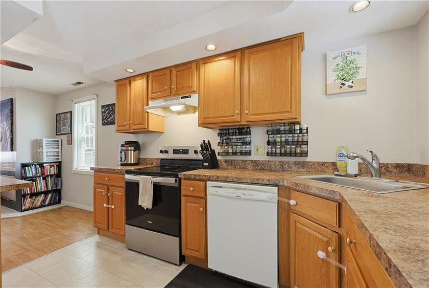 Enjoy the ease of one-level living in this desirable end-unit - photo 6
