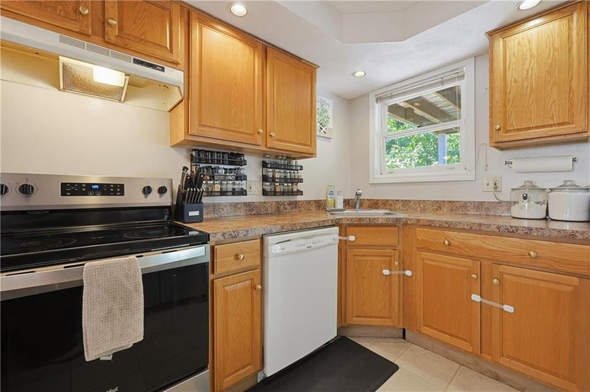 Enjoy the ease of one-level living in this desirable end-unit - photo 8