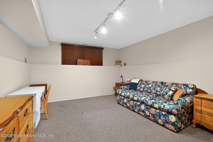 DONT MISS OUT ON THIS MOVE RIGHT IN 2 B/R TOWNHOME, KIT &amp; D/R - photo 11