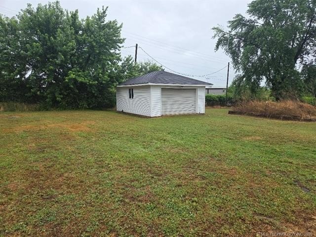 Great brick home located close to shopping, restaurants, schools - photo 3