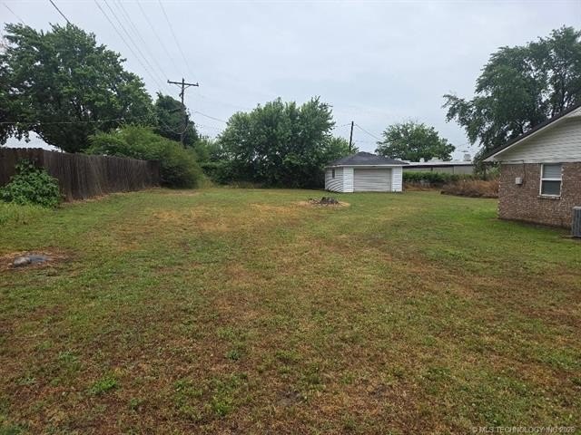 Great brick home located close to shopping, restaurants, schools - photo 4