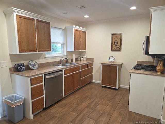 Great brick home located close to shopping, restaurants, schools - photo 8