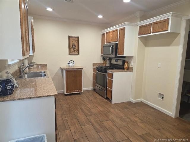 Great brick home located close to shopping, restaurants, schools - photo 9