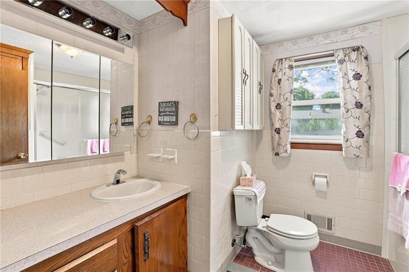 Welcome to this well-maintained 3-bedroom, 1-bath home in - photo 5