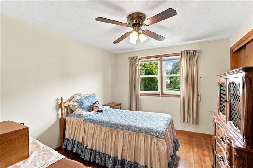 Welcome to this well-maintained 3-bedroom, 1-bath home in - photo 7
