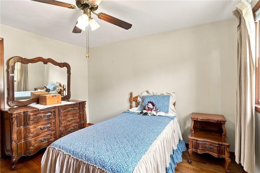 Welcome to this well-maintained 3-bedroom, 1-bath home in - photo 8