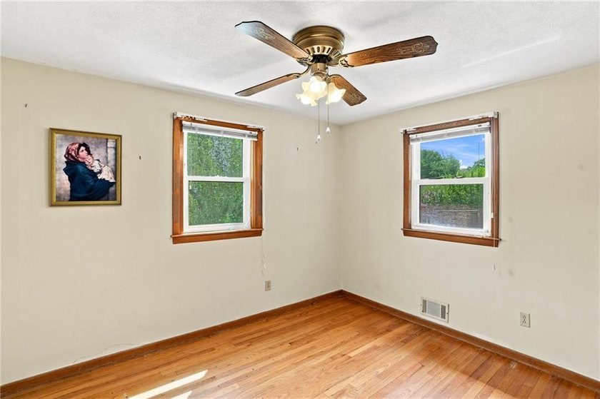 Welcome to this well-maintained 3-bedroom, 1-bath home in - photo 10
