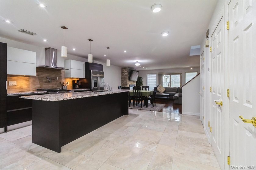 Beautiful townhouse condo offering comfort and convenience. This - photo 6