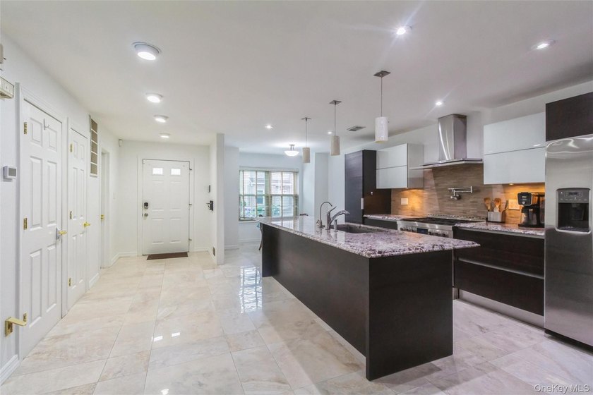 Beautiful townhouse condo offering comfort and convenience. This - photo 7