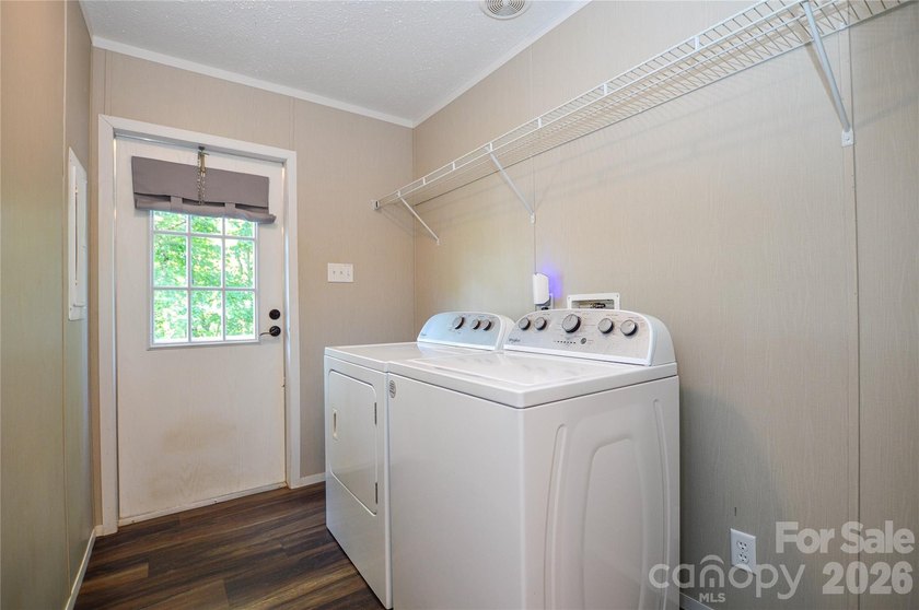 Welcome to your private retreat! Built in 2021, this 3-bedroom - photo 17