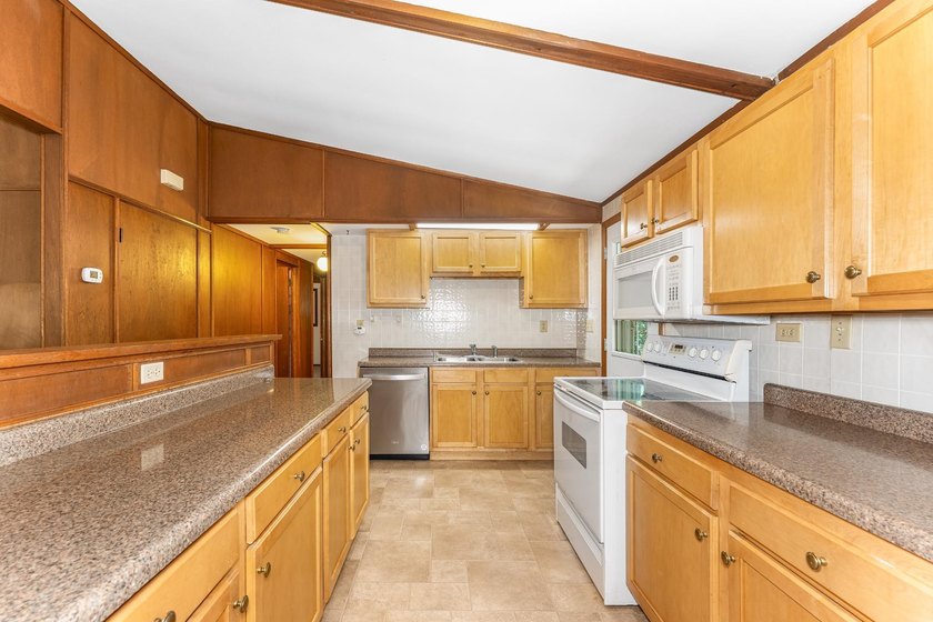 Versatility meets one of Eagle River's best-kept lakefront - photo 6