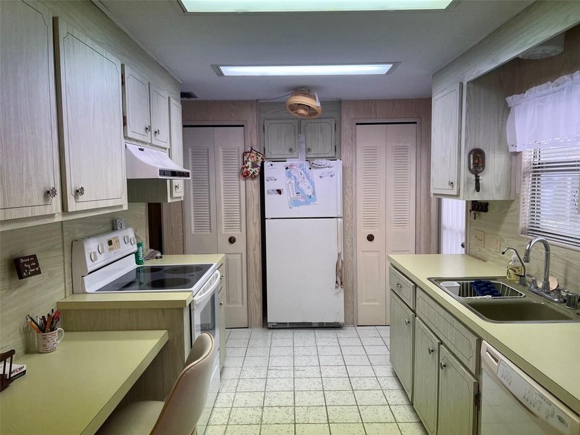 REDUCED PRICE! Situated on a generous corner lot in this 55+ - photo 3