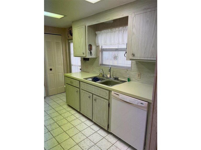 REDUCED PRICE! Situated on a generous corner lot in this 55+ - photo 4