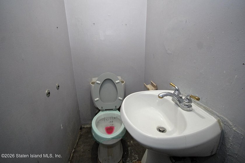 LOCATED IN SUNNYSIDE S.I. THIS IS A ONE FAMILY SEMI-ATTACHED - photo 16