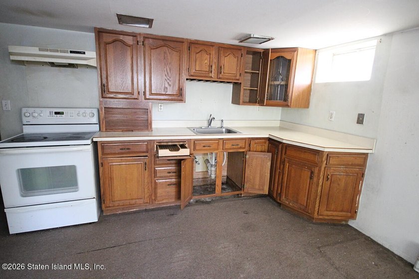 LOCATED IN SUNNYSIDE S.I. THIS IS A ONE FAMILY SEMI-ATTACHED - photo 19